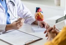 Konur og hjartasjúkdómar: Að þekkja einkenni og áhættuþætti Kona fær útskýringar frá hjartalækni