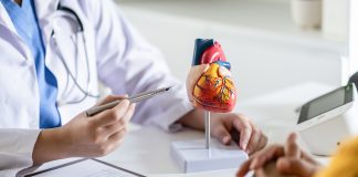 Konur og hjartasjúkdómar: Að þekkja einkenni og áhættuþætti Kona fær útskýringar frá hjartalækni