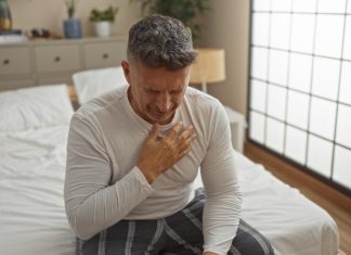 Æðakölkun og hvernig tengist hún hjartaheilsu? Maður heldur um brjóstið vegna verkja