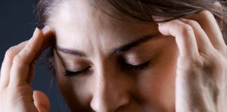 Heilablóðfall og mikilvægi skjótra viðbragða Kona heldur um höfuðið og grunur um Heilablóðfall