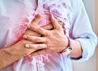 5 mikilvæg atriði um hjartaáföll Maður heldur um brjóstið