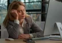 7 merki um að þú þurfir að hvíla þig Þreytt kona slakar á og lolkar augunum.