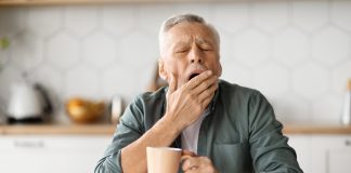 Af hverju verðum við þreytt eftir stóra máltíð? Þreyttur maður eftir máltíð