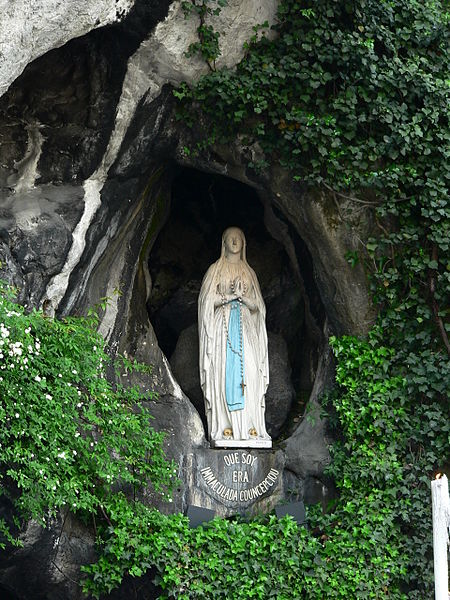 Maíu líkneski í Lourdes